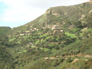 Panoramica del villaggio di Monte Scorra, ubicato sotto l'omonimo sperone roccioso.